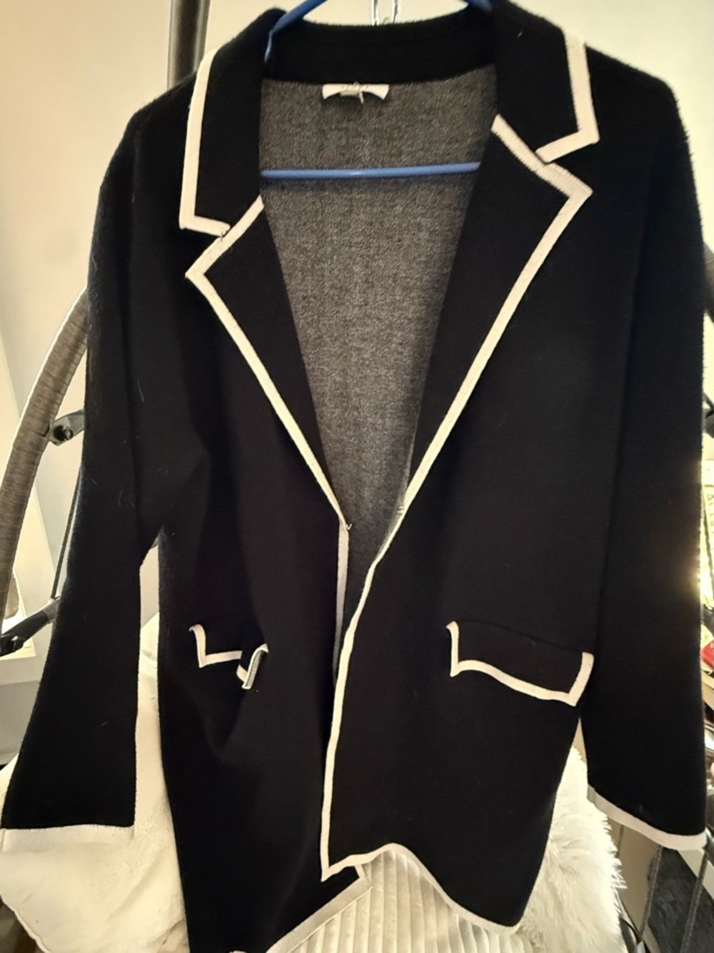 Sioni Black and White Knit Top